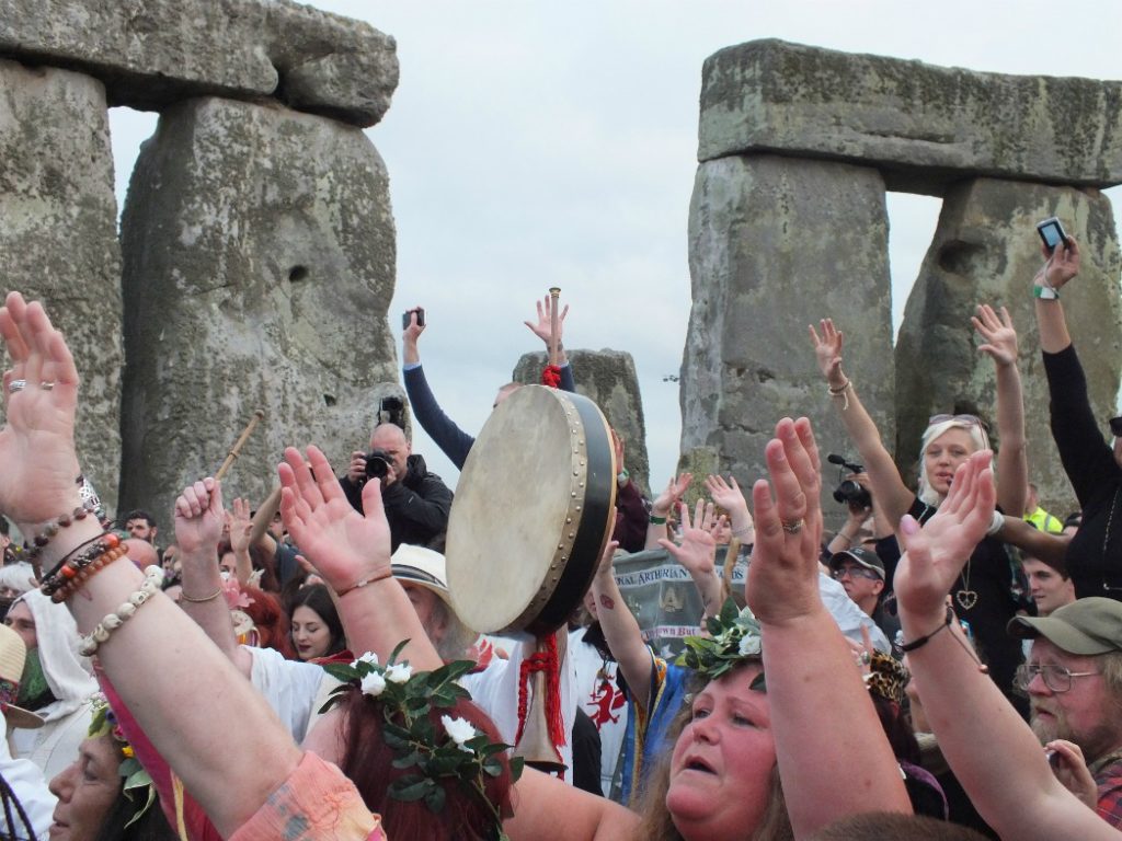 best way to see the summer solstice stonehenge revellers